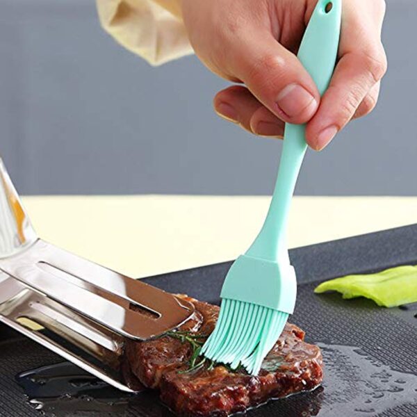 Silicone Kitchen Oil Spatula Brush with Handle Pastry / Cake Brush (17 cm / 1 Pc) - Image 4