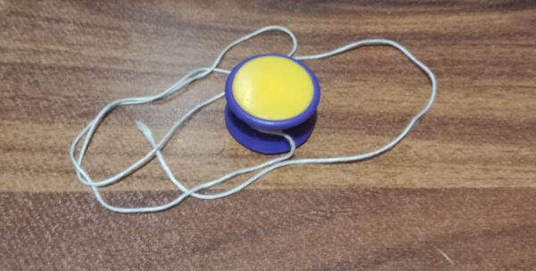 Small yoyo toy with string, rotating yoyo toy, brain exerciser for kids - Image 7