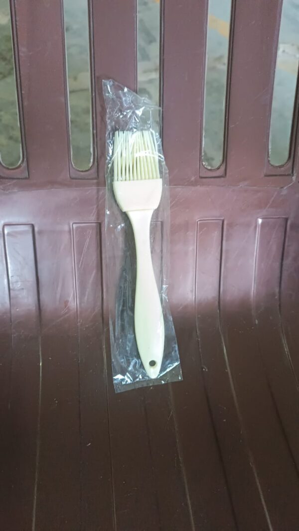Silicone Kitchen Oil Spatula Brush with Handle Pastry / Cake Brush (17 cm / 1 Pc) - Image 9